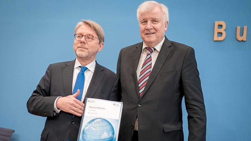 Bundesinnenminister Horst Seehofer (r.) und Bamf-Chef Hans-Eckhard Sommer präsentieren den Migrationsbericht 2016/2017.