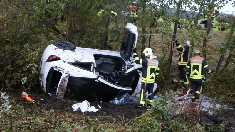Eine 20-Jährige war nach einem Unfall bei Prosdorf in ihrem Auto eingeklemmt und musste von der Feuerwehr geborgen werden.