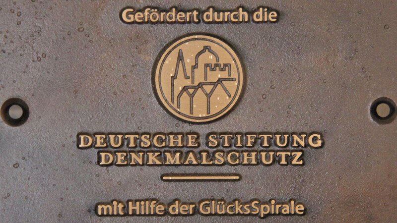 Diese schöne Bronzetafel erinnert künftig an das großartige Engagement der Deutschen Stiftung Denkmalschutz (DSD) bei der Sanierung der Ringmauer des Fraunberger Schlosses.