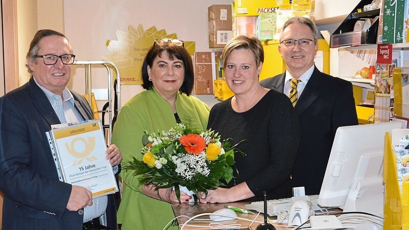 Vertriebsmanager Ferdinand Rinnerer (rechts) gratuliert Bürgermeister Günter Schuster sowie Gertrud Schiffler und Bettina Kerscher (von links) zum 15-jährigen Bestehen der Postagentur im Rathaus.