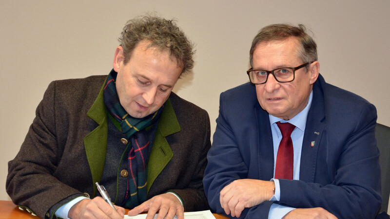 Bürgermeister Peter Eisgruber-Rauscher (links) trug sich im Beisein von Günter Schuster in die Liste ein.