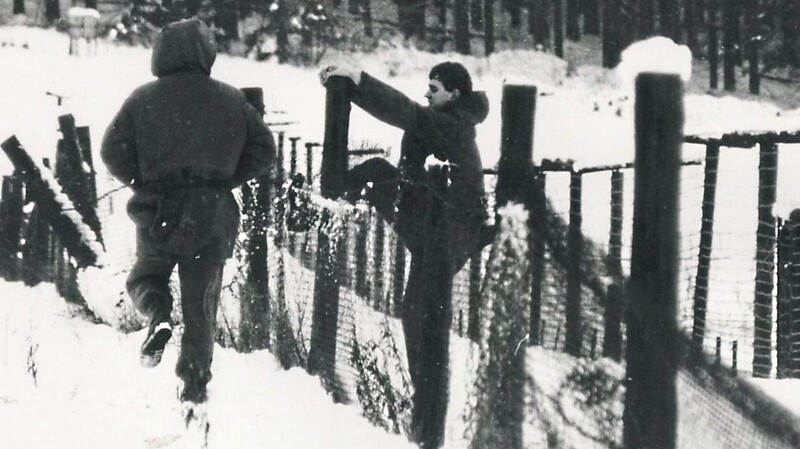 "Wir waren furchtbar aufgeregt, als wir ins Sperrgebiet gefahren sind." Franz Amberger und Dieter Reithner waren die ersten Journalisten, die im Februar 1990 Bilder vom Abbau des Stacheldrahtzauns an der bayerisch-böhmischen Grenze gemacht haben.