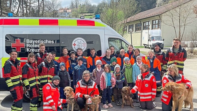 Vier Hundeführerinnen des Roten Kreuzes besuchten die Bacher Kinder- und Jugendfeuerwehr.