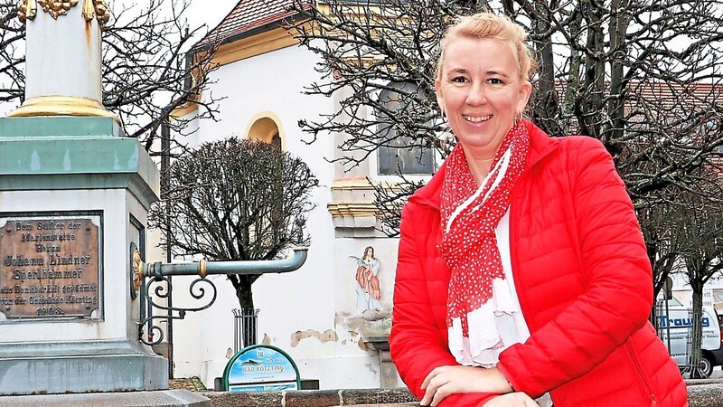 "Mein Lieblingsplatz": Carola Höcherl-Neubauer am Marienbrunnen am Veitsplatz. Die 52-Jährige tritt für die CSU in Bad Kötzting als Bürgermeisterkandidatin an.