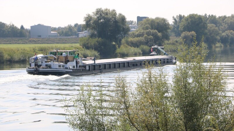 Auf der Donau bei Windorf ist am Dienstagabend ein Frachtschiff auf Grund gelaufen. (Symbolbild)