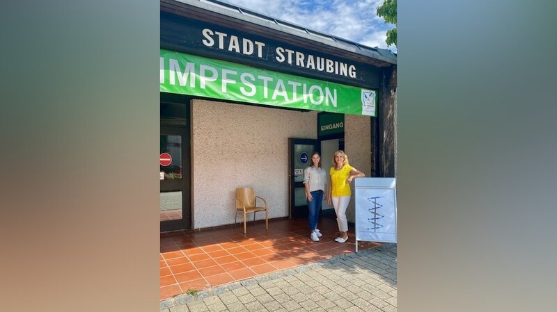 Tatjana Daller (r.), Ärztliche Leitung der Impfstation am Theater am Hagen, und Vewaltungsleiterin Veronika Simmel, motivieren zum Impfen.