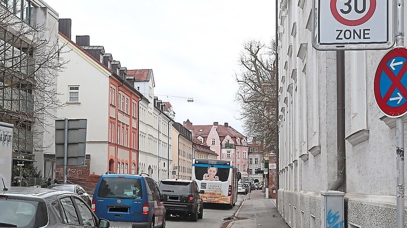 Das 30er-Zonen-Schild, das bislang erst ab der Einfahrt in die Neustadt auf Höhe des Firmerbräus galt, wurde nun an die Maximilianstraße, kurz hinter der Kreuzung Podewilsstraße, versetzt.