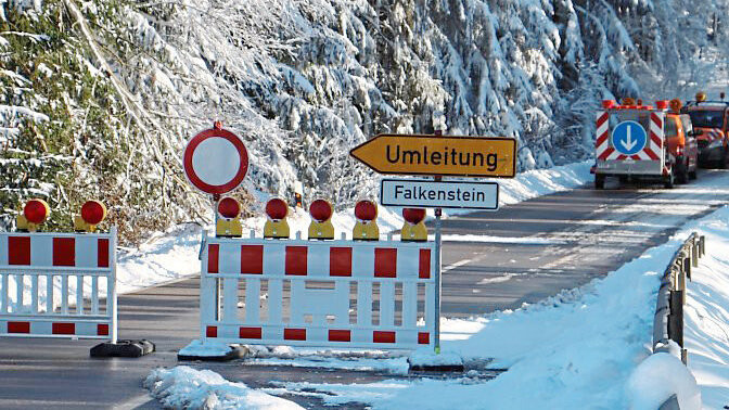 Der Winterdienst hatte im Raum Wörth einiges zu tun (linkes Bild). Die Straße zwischen Brennberg und Forstmühle war gesperrt (Bilder oben). Im Gschwelltal kamen Winterfreunde auf ihre Kosten (unten).