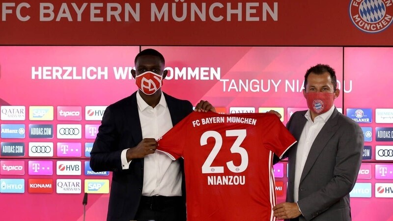 Schaut ihn euch an! Bayern-Vorstand Hasan Salihamidzic mit Neuzugang Tanguy Nianzou, der noch etwas schüchtern wirkt.