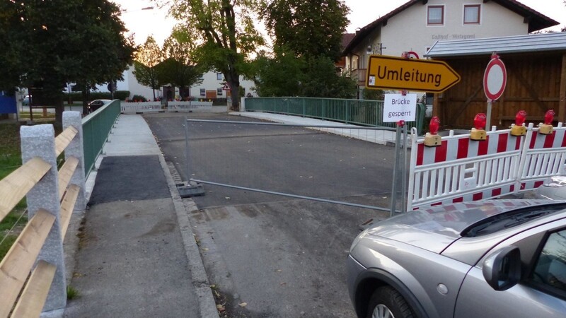 Der Schein trügt: Seit Mittwoch wieder frei ist nicht nur die sanierte Brücke, wie hier in Penting, sondern auch in Obertraubenbach.