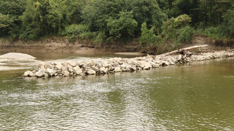 An den Ufern wurde die Befestigung entfernt. Stattdessen schützen diese Steine im Fluss die renaturierten Ufer.