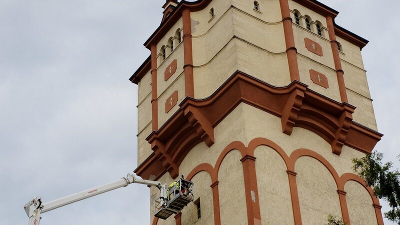 Der Wasserturm wird auf Schäden an der Fassade untersucht.