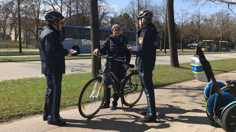 Polizisten kontrollieren eine Radlerin. Am Aktionstag gilt der Fokus allen Themen rund um das Fahrrad.