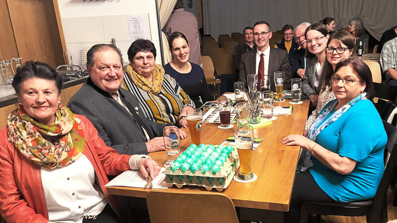 Die amtierenden Stadträte und Listenkandidaten der SLU Mainburg beim Wahlkampfauftakt im Ortsteil Steinbach mit ihrem Bürgermeisterkandidaten Winfried Stark.