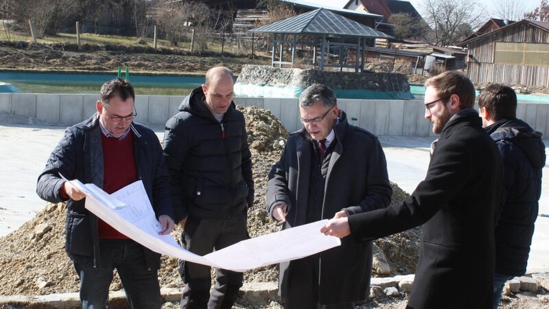 Staatsminister Florian Herrmann (3. v. l.) machte sich vor Ort ein Bild vom Fortschritt der Sanierung des Nandlstädter Waldbads.