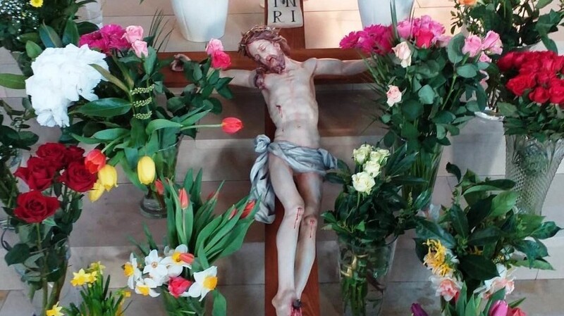Mit den am Karfreitag niedergelegten Blumen huldigten die Gläubigen Jesus als König und Sieger.