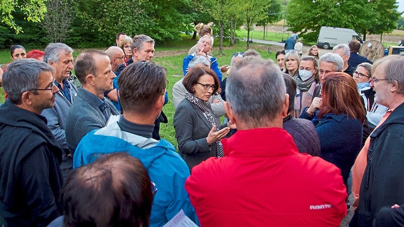 Umringt von Dutzenden Anwohnern zeigte die Oberbürgermeisterin Gertrud Maltz-Schwarzfischer (Mitte) durchaus Verständnis für die vorgebrachten Sorgen. Eine Alternative gäbe es aber nun mal nicht.