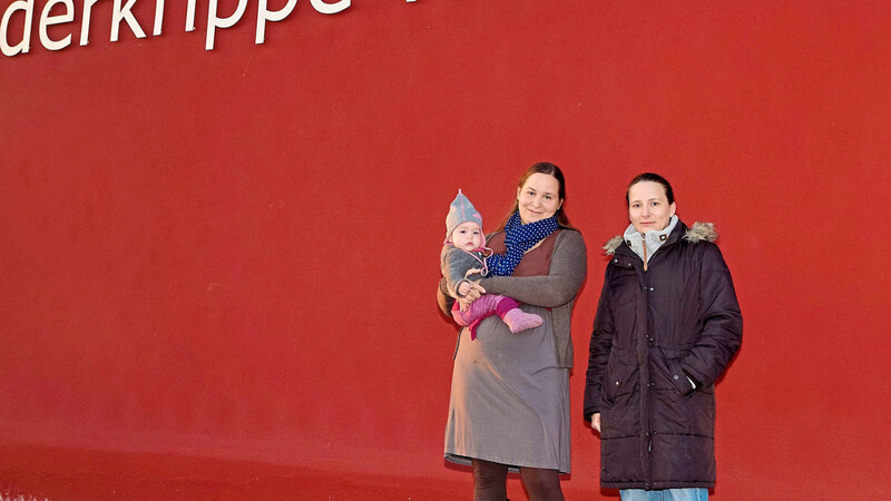 Janina Beck-Amann (l.) mit Nachwuchs und Magdalena Kügel vom Elternbeirat der Kinderkrippe haben eine Online-Petition gegen einen möglichen Trägerwechsel der Echinger Kindertagesstätten gestartet. 330 Bürger haben schon unterschrieben.