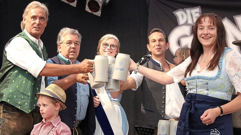Ein erstes Prost auf der Bühne mit Bürgermeisterin, Brauerei-Chef, Bierkönigin, Braumeister und Vereinspräsident (von rechts).