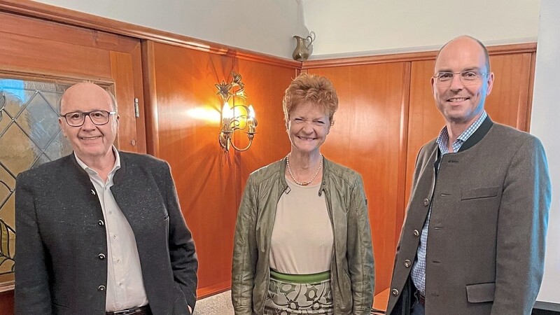 Der wiedergewählte Vorsitzende der CSU-Arbeitsgemeinschaft Landwirtschaft, Franz Högl (rechts), mit Landrat Martin Neumeyer und der neuen Chefin des Landwirtschaftsamts Landshut-Abensberg, Monika Deubzer.