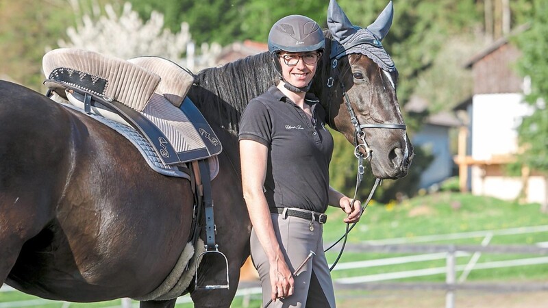 Astrid Henzler mit ihrer Stute "Golden Hearts Pokahontas", eines der aus Portugal geretteten Pferde.