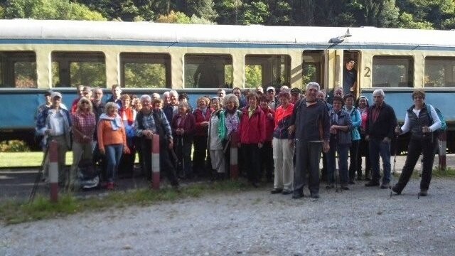 Mit der Wanderbahn nach Gumpenried und zur anschließenden Flusswanderung machten sich diese Teilnehmer am Sonntag auf. Foto: Tourist-Info