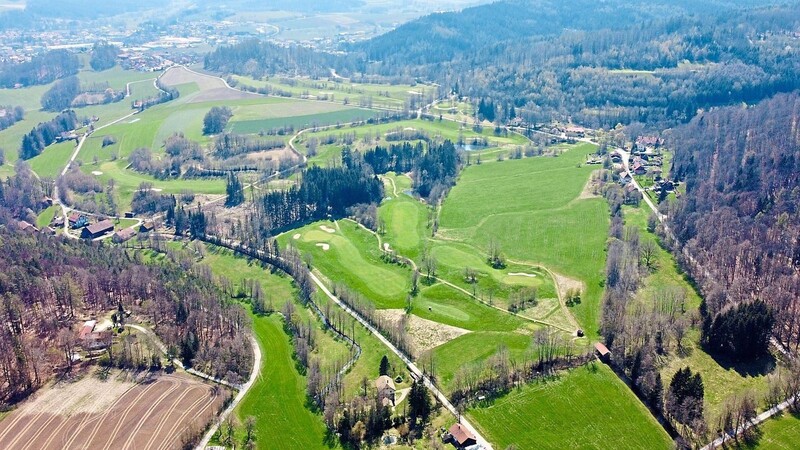Zwischen Schafberg und Voithenberghütte (rechts im Bild) findet sich auch ein Teil des malerischen Golfplatzes.