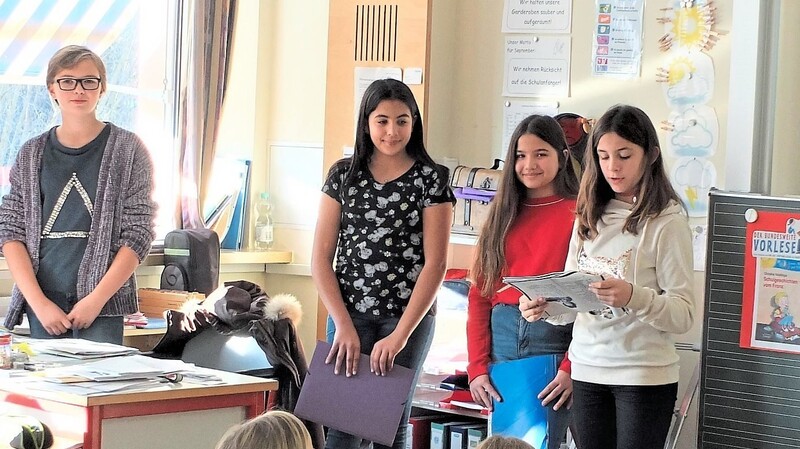 Kleine Grüppchen von Teenagern zogen von Klassenzimmer zu Klassenzimmer und präsentierten ihre einstudierten Texte den Grundschülern.