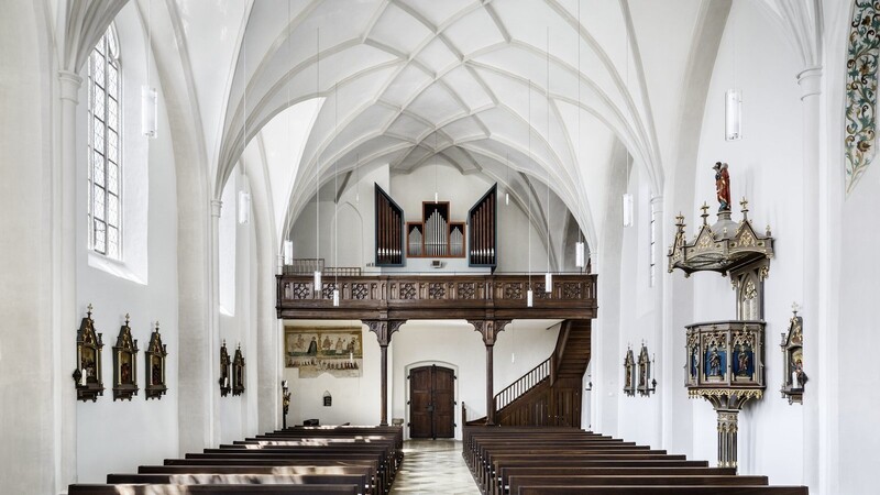 Der renovierte Innenraum der St. Peterskirche Ergolding wurde ausgezeichnet.