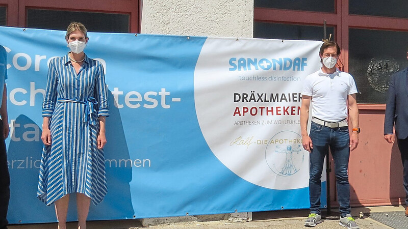 Dr. Andreas Sachs ("Sanondaf"), Apothekerin Annabelle Dräxlmeier, Apotheker Ralf Stierstorfer und Bürgermeister Herbert Lichtinger (von links) hoffen, dass das Testangebot von der Bevölkerung rege wahrgenommen wird.