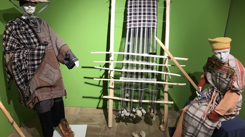 Die Ausstellung zeigt unter anderem diesen rekonstruierten Webstuhl, wie ihn die Kelten vor rund 2.500 Jahren in unserer Gegend zur Herstellung ihrer sehr feinen und bunten Kleider verwendeten.
