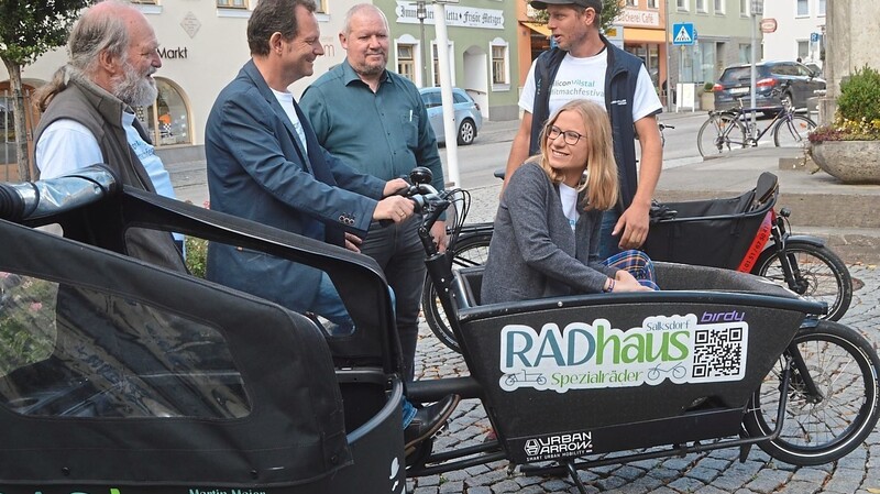 Die Ausstellung an elektrounterstützten Lastenrädern fand großes Interesse bei den Marktbesuchern.