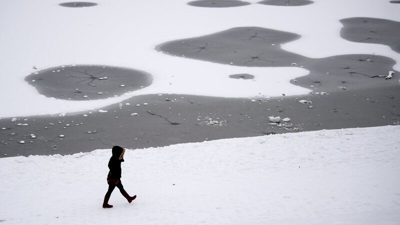 Noch ist das Eis der hiesigen Seen und Gewässer zu dünn, um sich drauf zu wagen. Ein Spaziergang auf festem Grund durch den Schnee kann man aber nur empfehlen.  Foto: Sven Hoppe/dpa