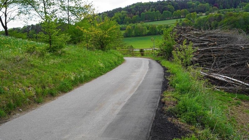 Der Fahrradweg von Chamerau aus zur Gemeindegrenze nach Miltach und Runding, wie hier in Gilling wurde verkehrssicher gemacht.