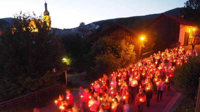 Angeführt von der Blasmusik des Zellertal-Spielmannszuges zog die Lichterprozession am Freitagabend durch das illuminierte Dorf; der Zug endete mit einer Andacht am Kirchei.  Fotos: