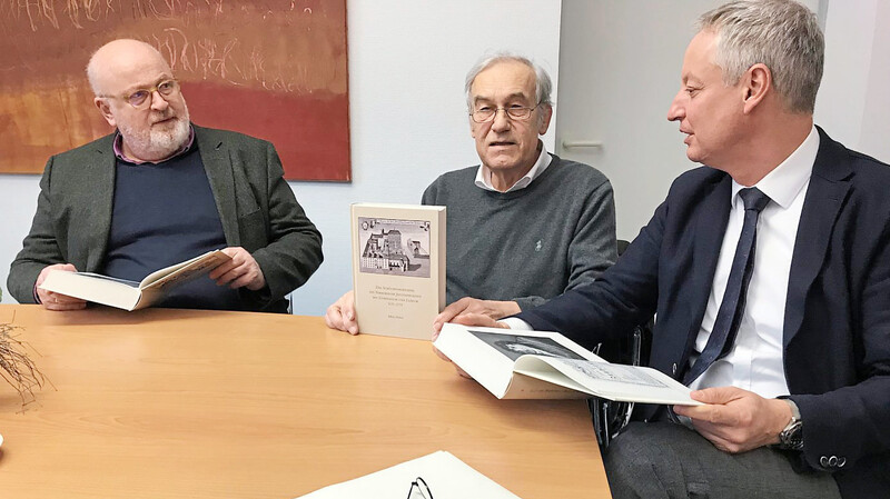 Dr. Stefan Maier, Vorsitzender des Historischen Vereins (links), und Stadtheimatpfleger Alfons Huber (Mitte) überreichten Oberbürgermeister Markus Pannermayr den Sonderband mit dem Schülerverzeichnis.