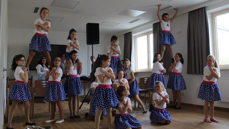 Die Gruppe "Little Diamond Girls" vom LAC Arnstorf wurde bei ihrem Auftritt beim Kinderfasching der Kudlhuber Trachtler frenetisch gefeiert.