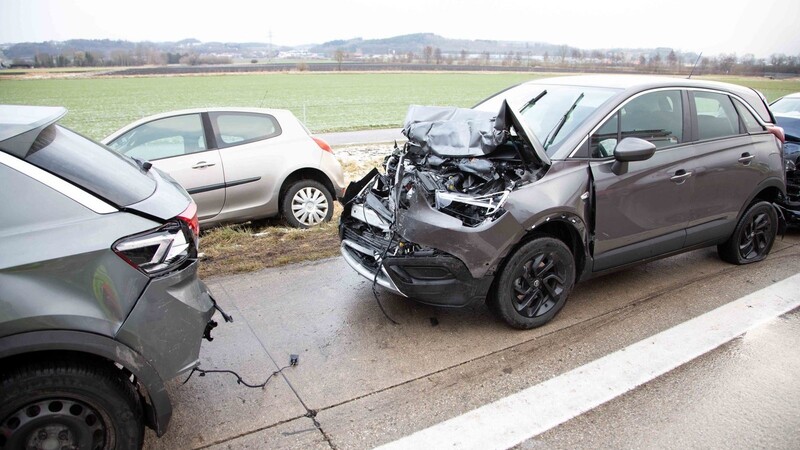 Auf der A92 bei Dingolfing sind am Freitag mehrere Autos zusammengestoßen, nachdem ein Lastwagenfahrer abrupt die Fahrspur gewechselt hatte.