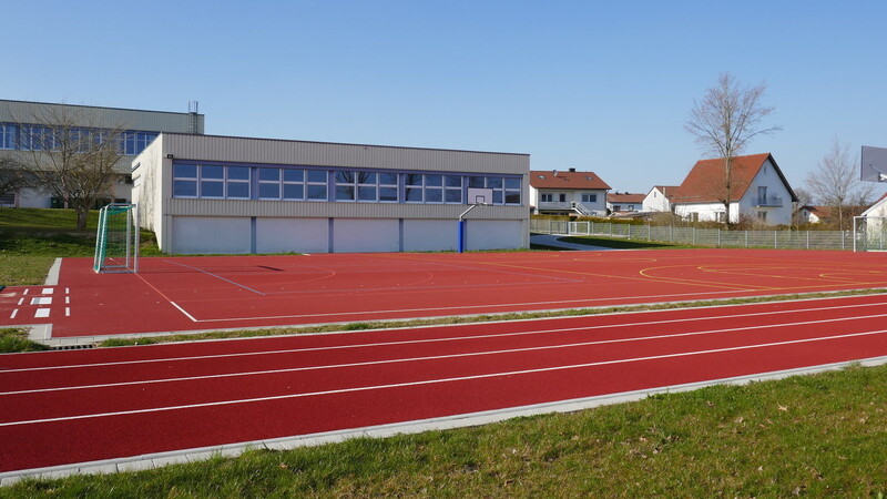 Die Ausfinanzierung des Neubaus der Außensportanlagen an der Grund- und Mittelschule erfolgte 2019.
