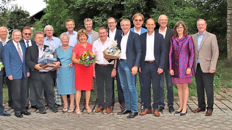 Eine große Abordnung mit Parteifreunden aus mehreren Landkreisen und Vertretern der VR-Bank bildete am Montagvormittag die erste Runde Gratulanten, die zum 65. Geburtstag von MdB Max Straubinger nach Haunersdorf kamen. Im Laufe des Tages folgten weitere.