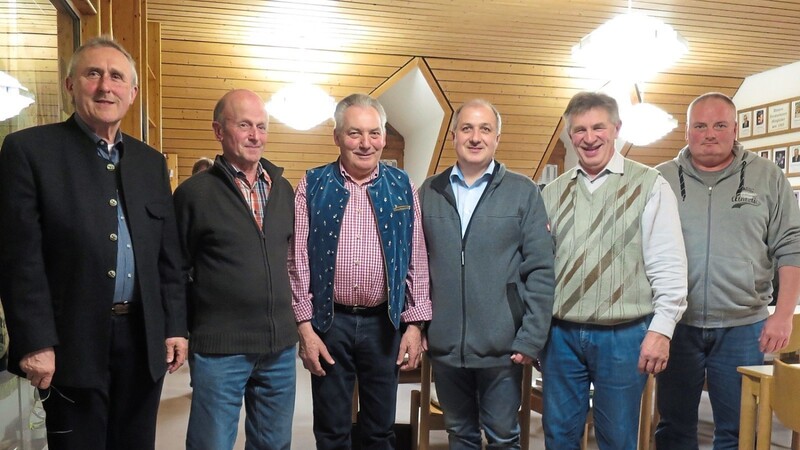 Karl Weikenstorfer (Mitte links) schlug Gerhard Schebler (Mitte rechts) als neuen Jagdvorsteher von Tiefenthal vor. Einstimmig wurde der gewählt, sehr zur Freude der übrigen Vorstandschaft.