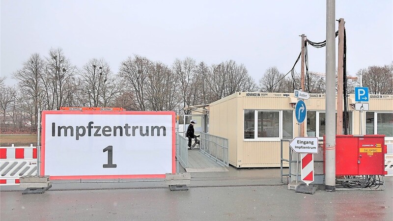 Auf dem Deggendorfer Festplatz "Ackerloh" laufen die Impfungen auf Hochtouren. Derzeit werden täglich bis zu 600 Menschen geimpft.