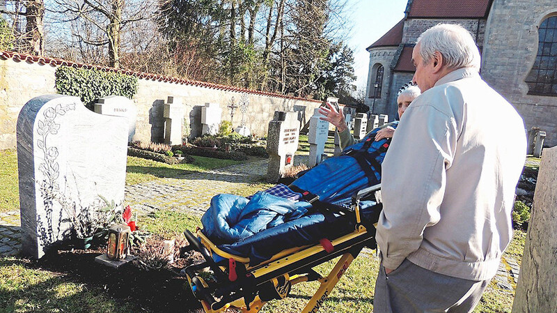 Am Friedhof Windberg konnte die 88-Jährige zusammen mit ihren Brüdern noch einmal das Familiengrab besuchen.