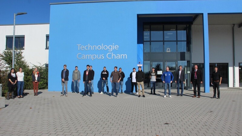 Landrat Franz Löffler (Zweiter von rechts) hieß die neuen Studenten am Technologie-Campus Cham willkommen.