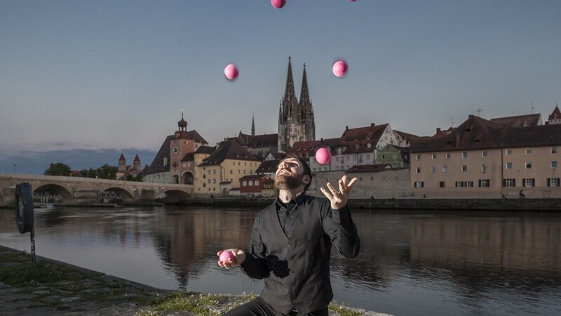 Jonglage-Weltmeister Thomas Dietz aus Regensburg wird am Künstlerball 2023 in der Stadthalle auftreten.