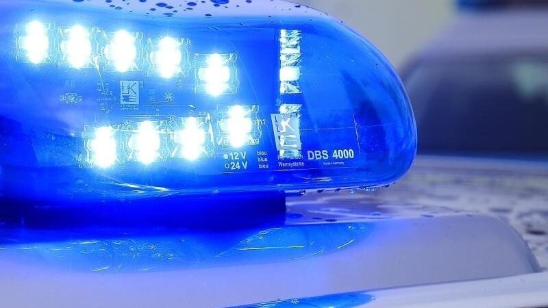 Das Blaulicht eines Streifenwagens der Polizei blinkt. Foto: Jens Wolf/dpa-Zentralbild/dpa/Symbolbild