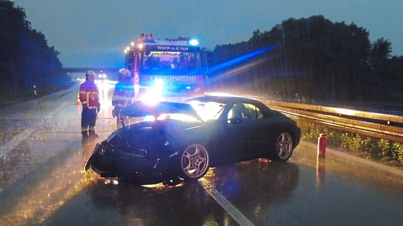 Auf der A 92 Richtung Deggendorf verlor eine Porsche-Fahrerin während des Platzregens die Kontrolle über ihr Fahrzeug.