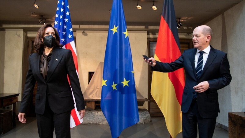 US-Vizepräsidentin Kamala Harrisund Bundeskanzler Olaf Scholz richten in München deutliche Worte an Moskau.