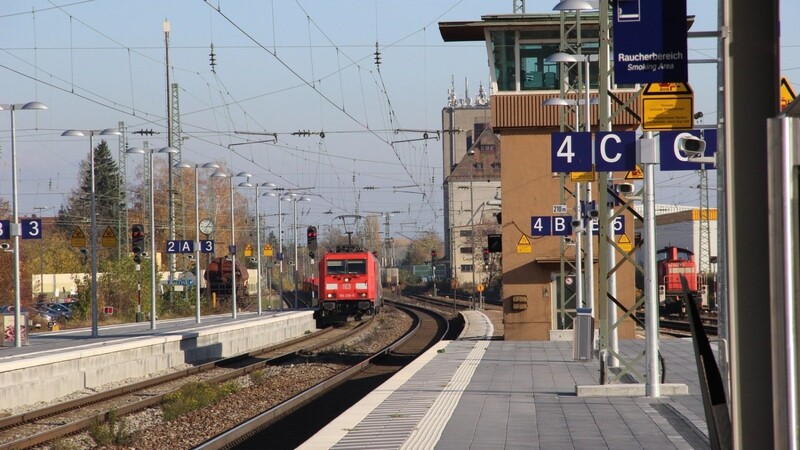 Weil der ausgebaute Bahnsteig C noch zu kurz ist, können lange ICE-Züge in Richtung Passau nicht halten. Erst 2025 soll das im Weg stehende Stellwerk abgerissen und der Bahnsteig verlängert werden.