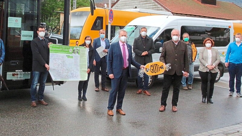 Chams Landrat Franz Löffler und Regens stellvertretender Landrat Helmut Plenk nahmen im Beisein der beteiligten Bürgermeister die neue Wanderbuslinie offiziell in Betrieb.